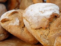 Toliko proizvedemo pšenice da bismo svi trebali svakog jutra uživati u ‘pravom svježem kruhu‘, a ne smrznutim štrucama! Evo što se krije iza velikih gubitaka i što je ‘obična laž‘